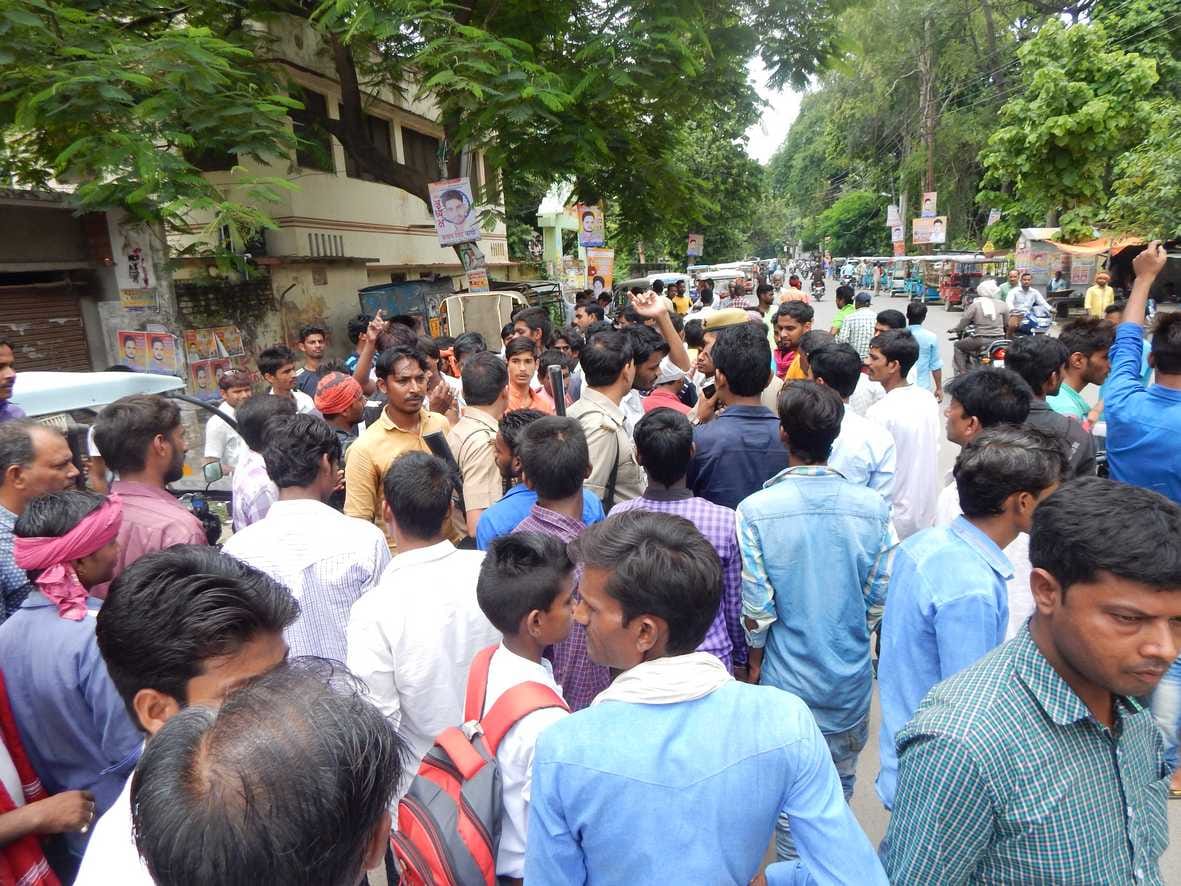 The e-rickshaw driver jammed