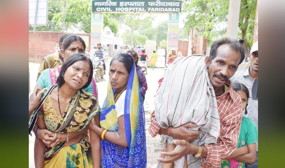 girl dies in faridabad hospital as she do not get treatment, her father took dead body on shoulder