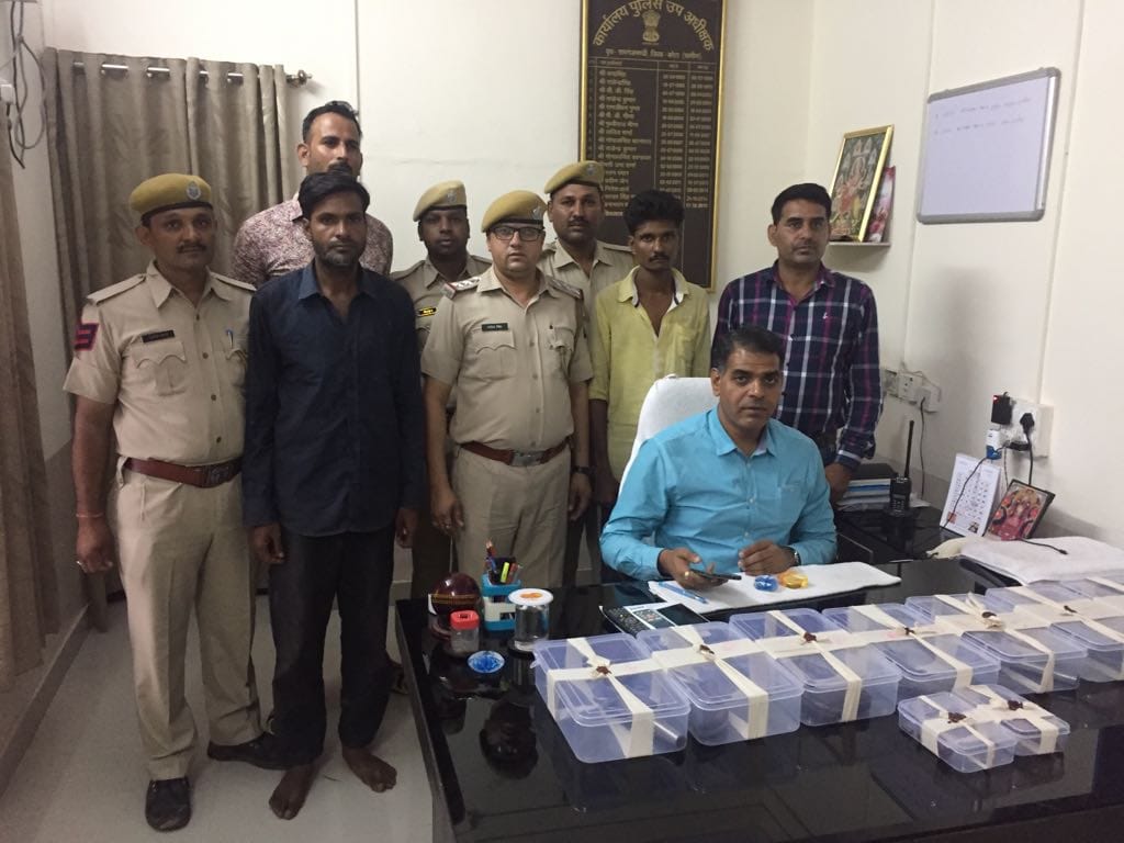 Two smugglers arrested the police for selling arms