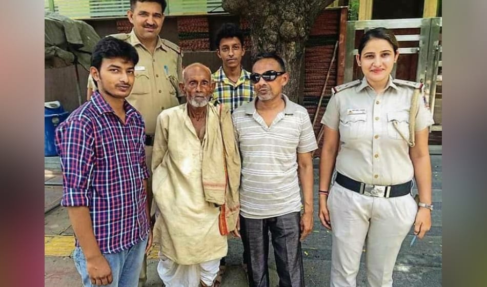 delhi woman sub inspector appraised by ig on facebook for helping old man to meet family