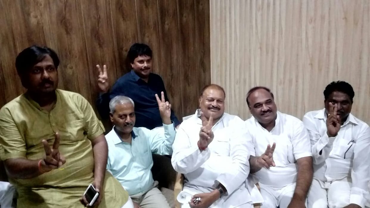 samajwadi party leader backed from no confidence against 