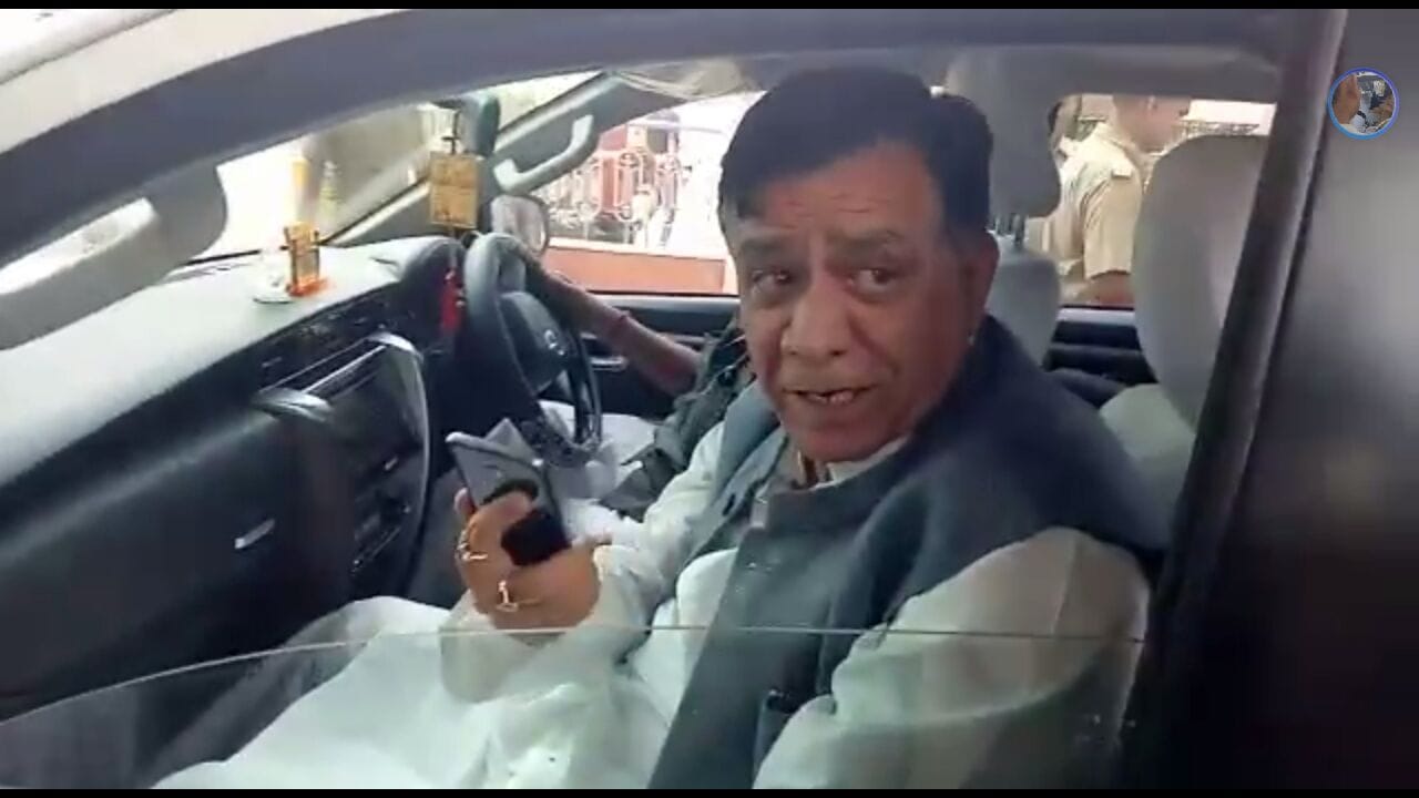 satish mahana breaks security rules of assembly entrance