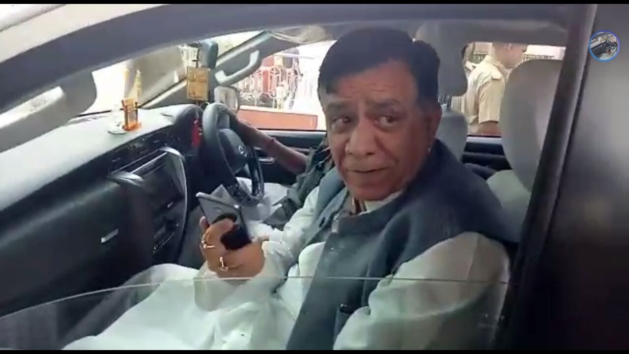 satish mahana breaks security rules of assembly entrance