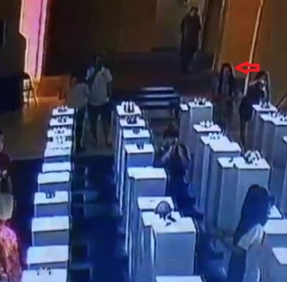 Women breaks art worth crores while taking selfie a 14th factory exhibition in the USA