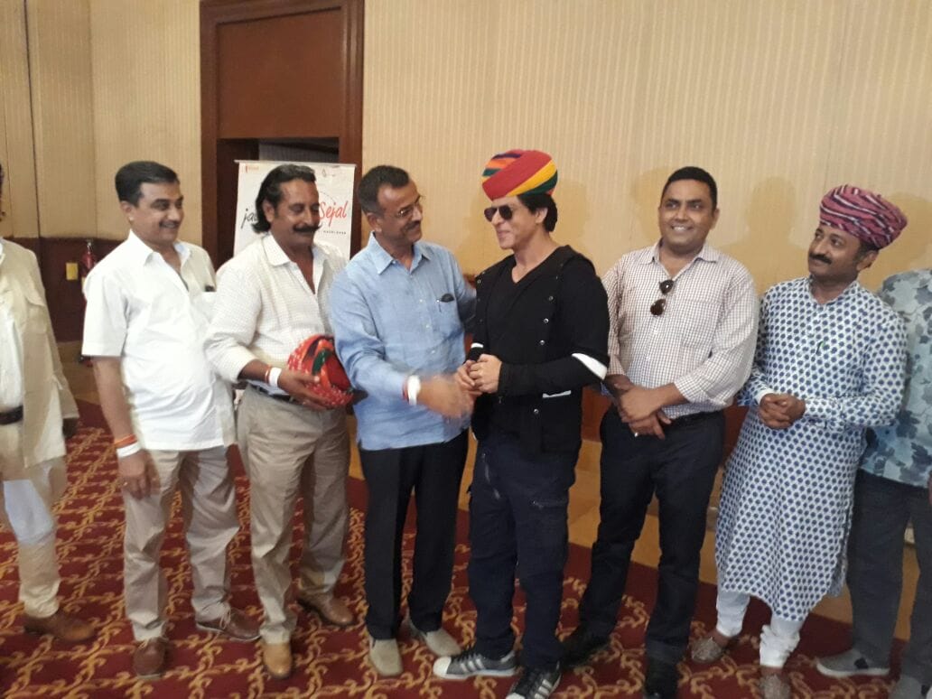 shahrukh khan traditional rajasthani safa 