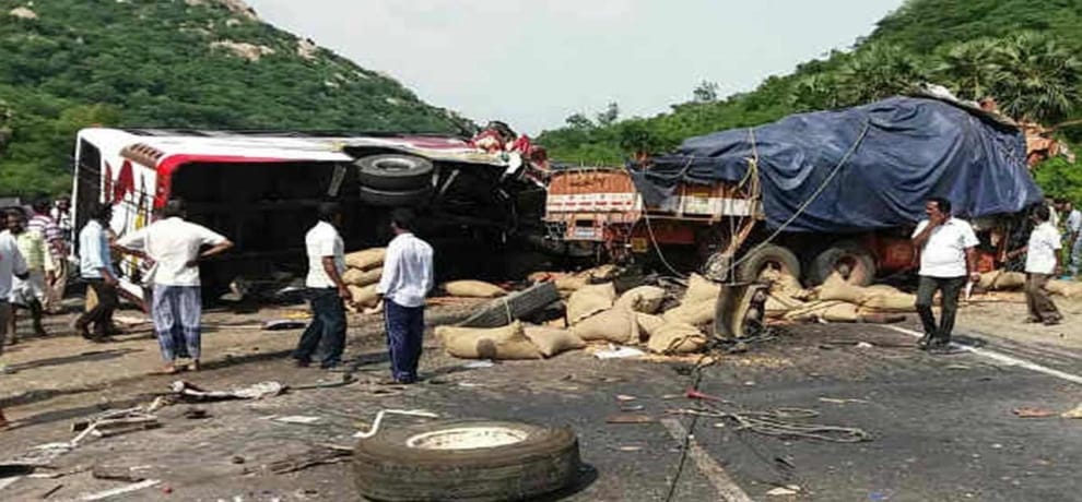 10 people die in a bus-truck collision in Tamil Nadu