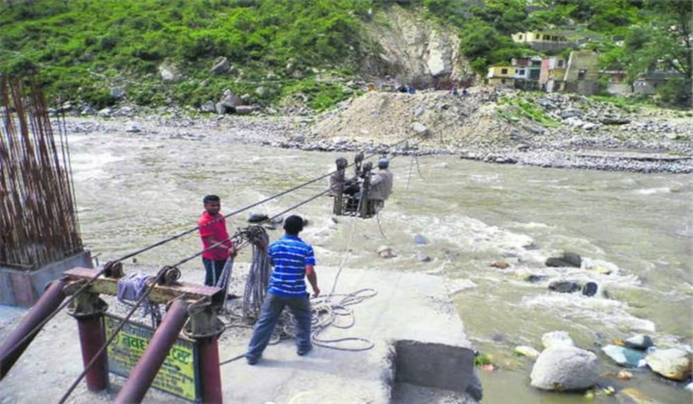 thirty people life were in danger after break trolly 