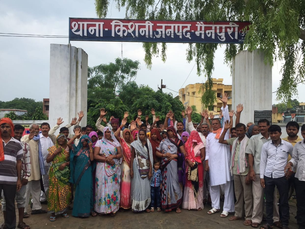 शराब का ठेका खुलने पर ग्रामीणों ने थाना घेरा