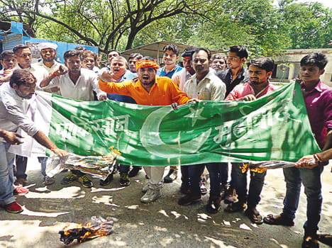 Hijaman flagged the flag of Pakistan