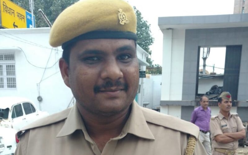 security guard stops ADG zone lucknow to enter in assembly with out pass