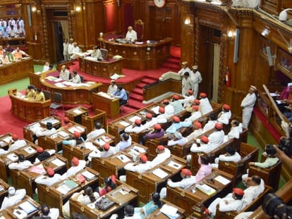  Chief minister yogi adityanath suggestion on security of UP vidhanbhawan.