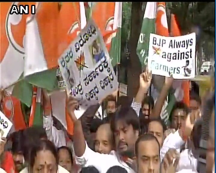 Youth Cong protest against GoI demanding to waive farmers loans in Karnataka