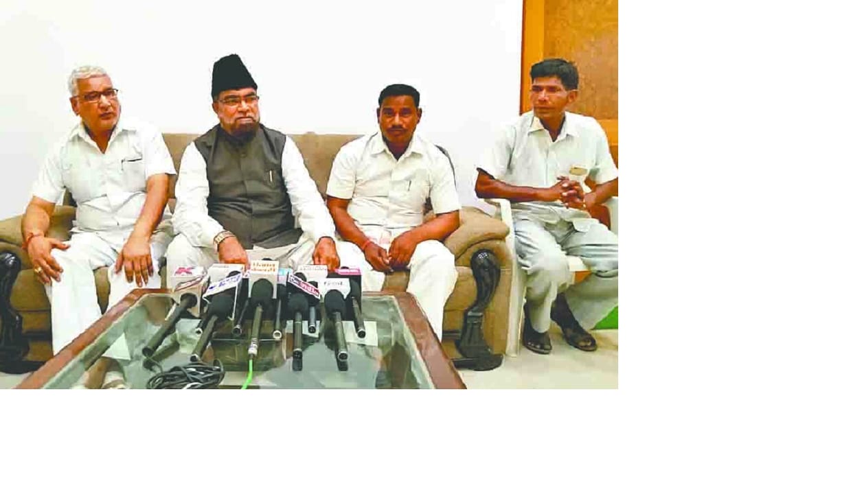 Haryana Haj Committee chairman attacked Aurangzeb, broke the glass window