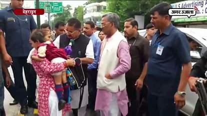 AFTER ACCIDENT OF A FAMILY CM TRIVENDRA SINGH RAWAT STOPED HIS FLEET AND HELPED FAMILY IN DEHRADOON