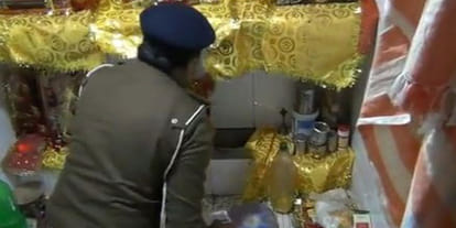 this woman gang home delivery of liquor 