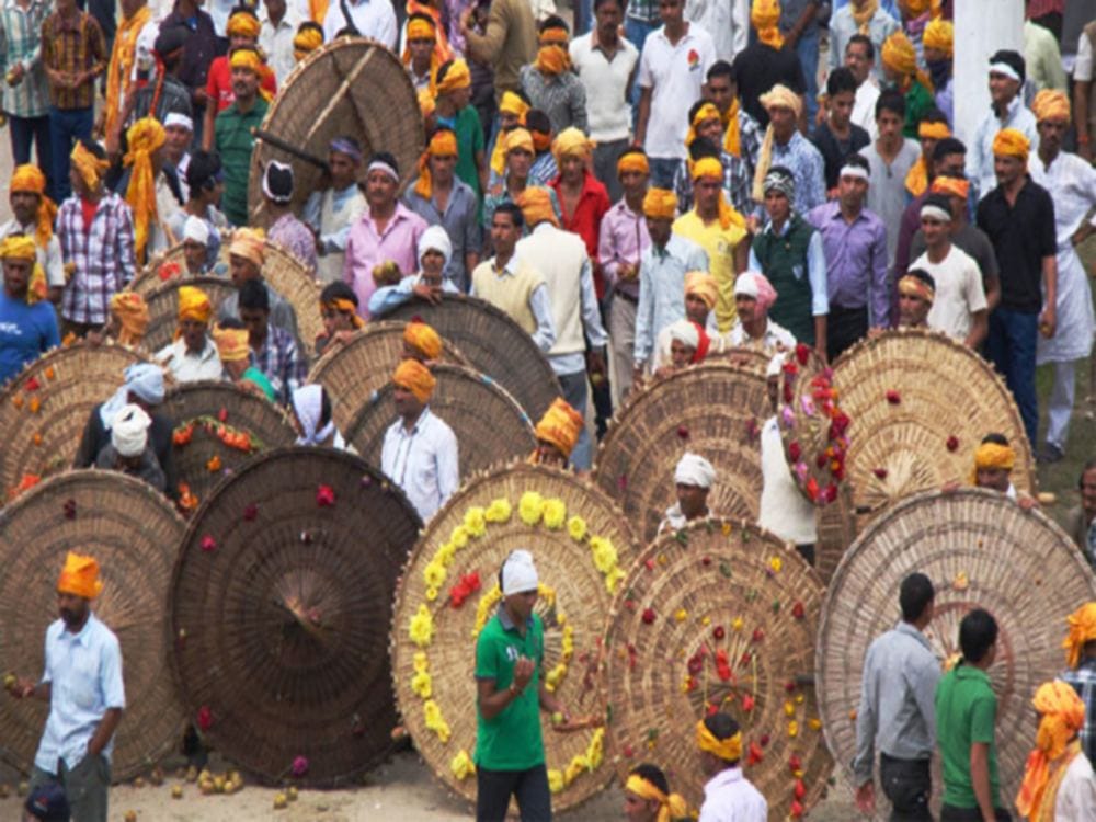 Raksha Bandhan 2018 unique stone war will not play this year