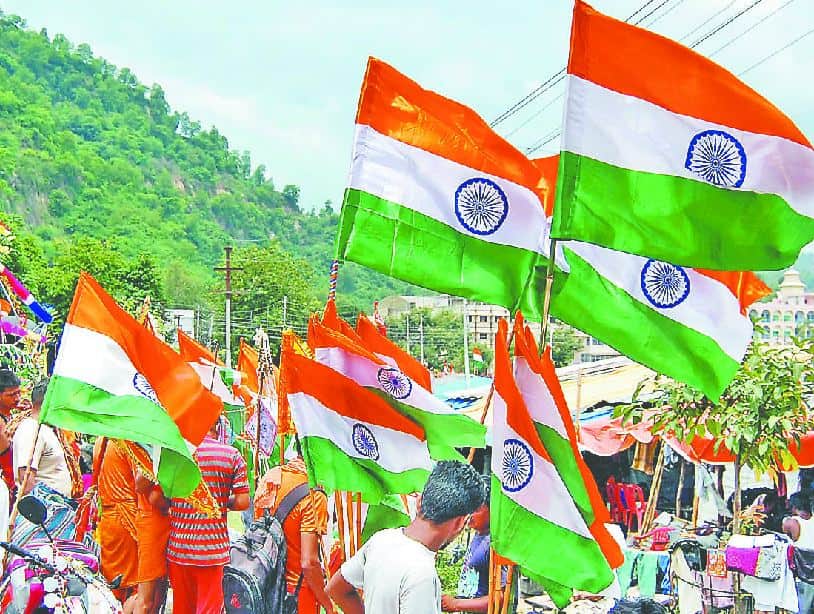 kanwers make national flag for indian soldiers 