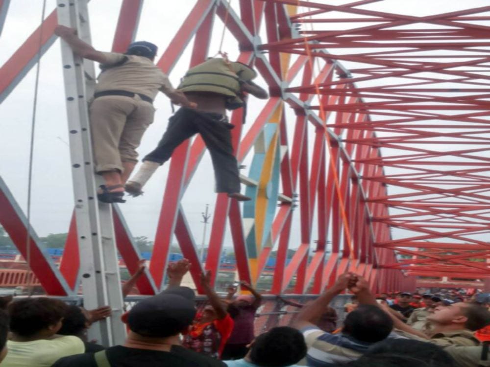 police save old man commit suicide from bridge in har ki pauri
