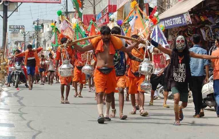 Kesariya painted the town of Ranga, surrounded by Baba