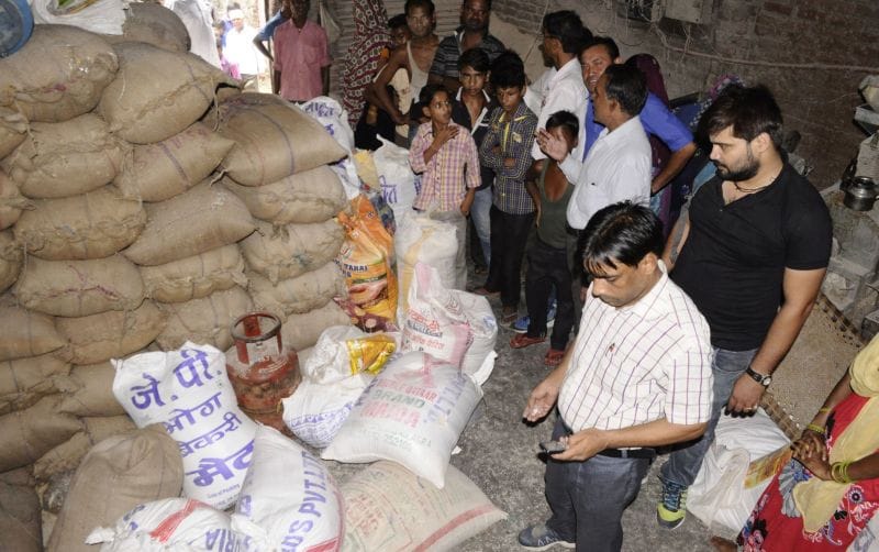 राशनकार्डधारक  चक्की पर चावल बेचकर ले रहे आटा