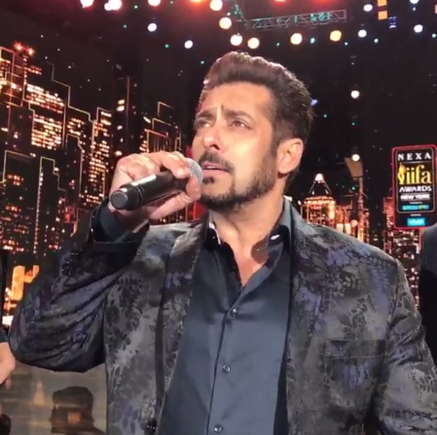 salman khan sings main hoon tera hero in iifa award function 
