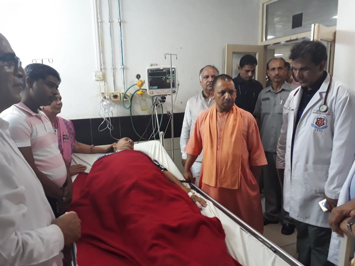  Chief Minister Yogi Adityanath visits KGMU to see mayor.