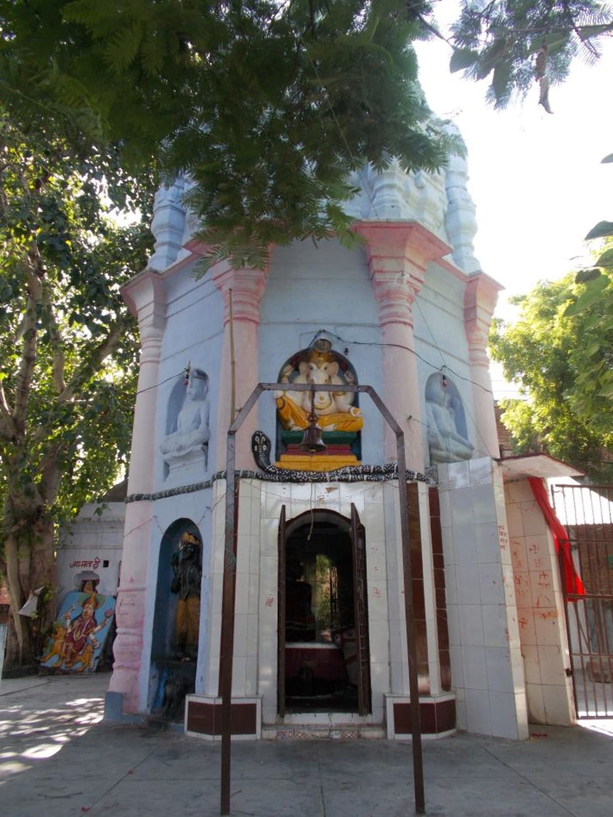 अब मंदिर के नाम पर हो रहे अवैध कब्जे