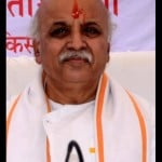 पत्रकारों से वार्ता करते विश्व हिंदू परिषद के अंतरराष्ट्रीय कार्यकारी अध्यक्ष डा. प्रवीन तोगडि़या 