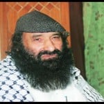 jud terrorist makki presenting a gun to syed salahuddin for independence of kashmir