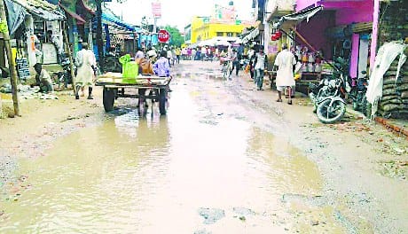 Kawdee will pass through a deserted road