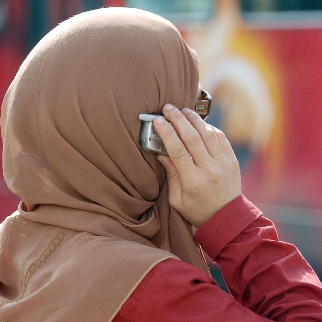  London: A Muslim woman waiting for the train to try to get the hijab