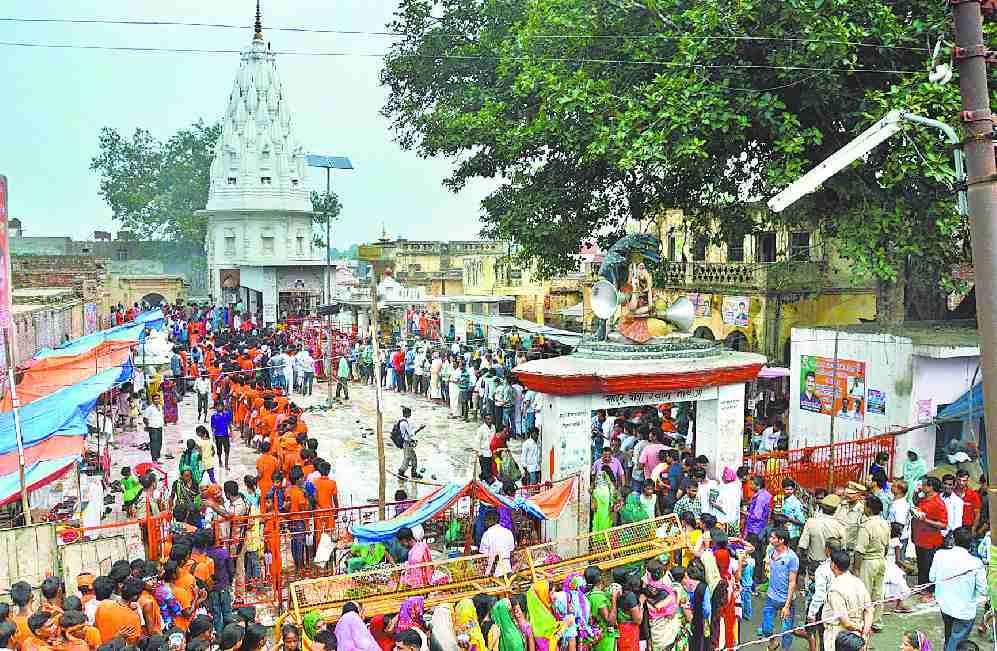 Believers staying in the devotion of Bhole Bhandari