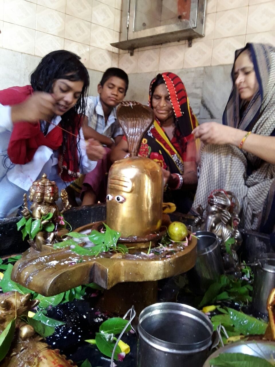 बेल धतूरा अर्पित कर शिव को मनाया