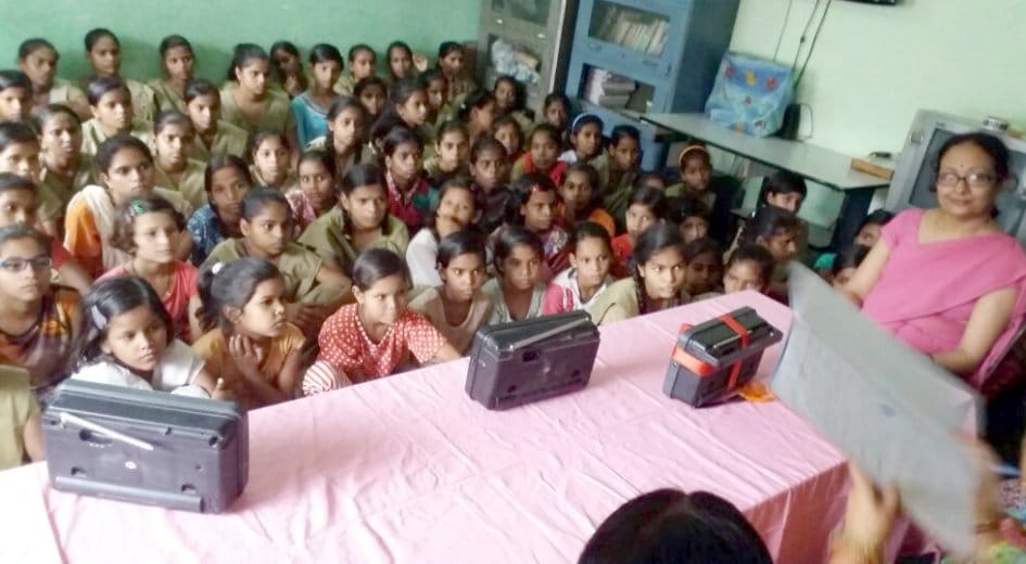 Stuedent learn english during aao angregi seekhen programme
