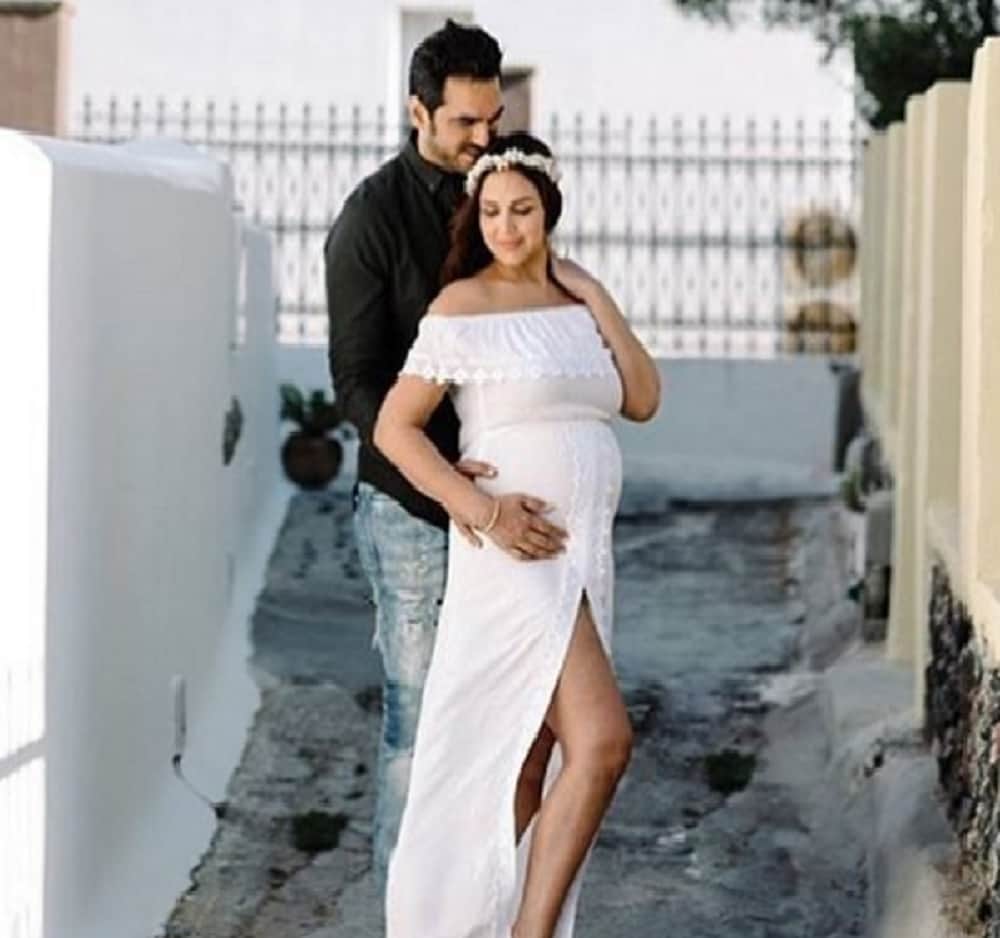 Esha Deol Maternity Photoshoot In Greece, look at the pictures