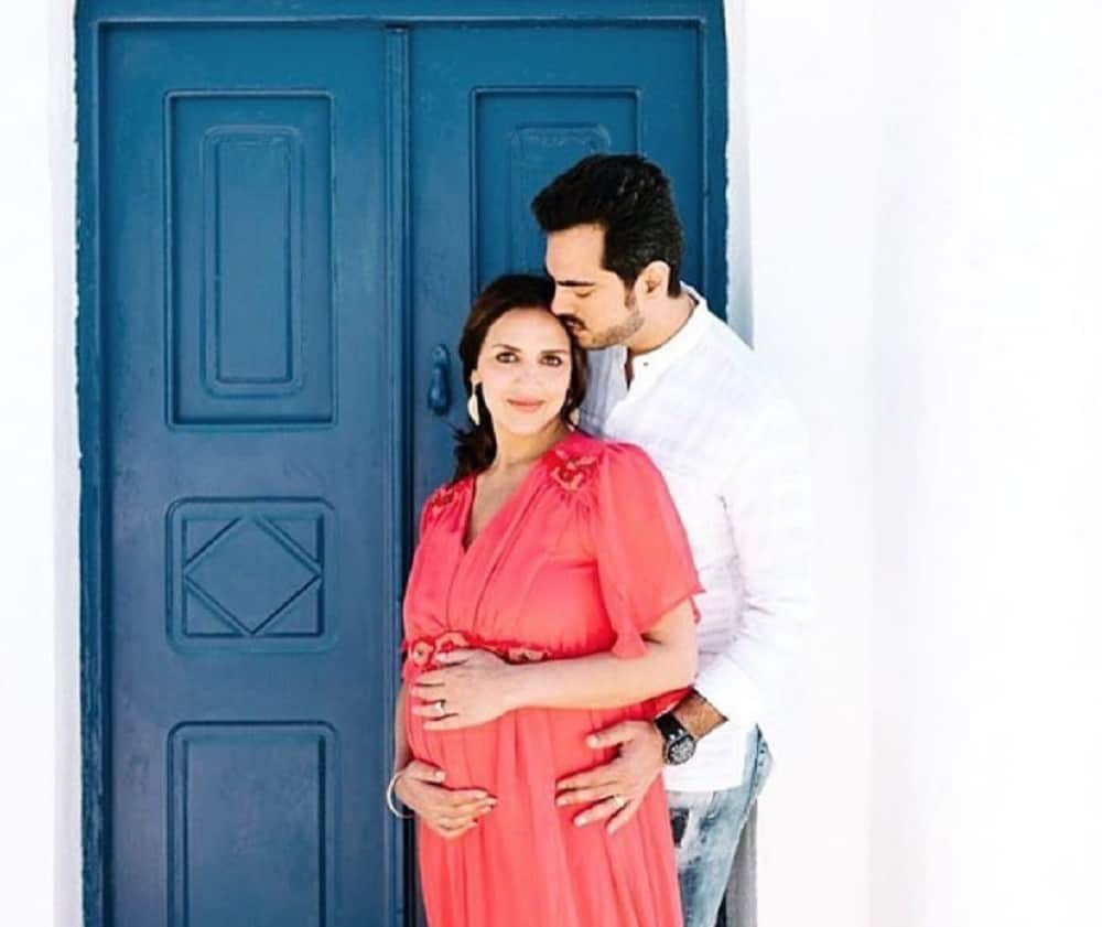 Esha Deol Maternity Photoshoot In Greece, look at the pictures