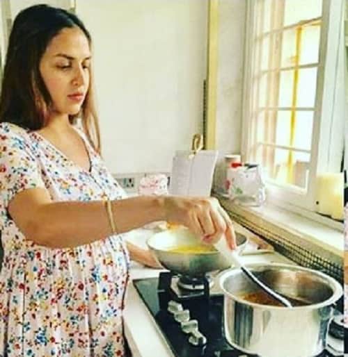 Esha Deol Maternity Photoshoot In Greece, look at the pictures