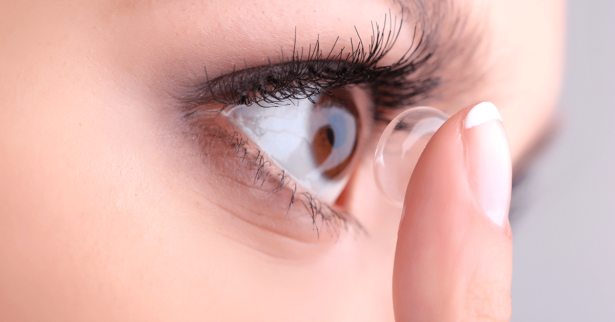 doctors-in-britain-found-27-contact-lenses-inside-womans-eyes