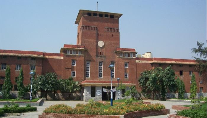 A student climbed the deaf to the failed students in the campus due to a ruckus