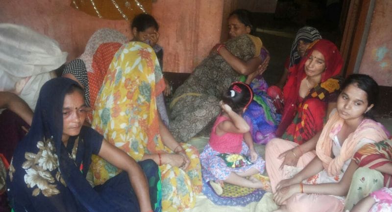 जलती फसल देख बेहोश हुआ किसान