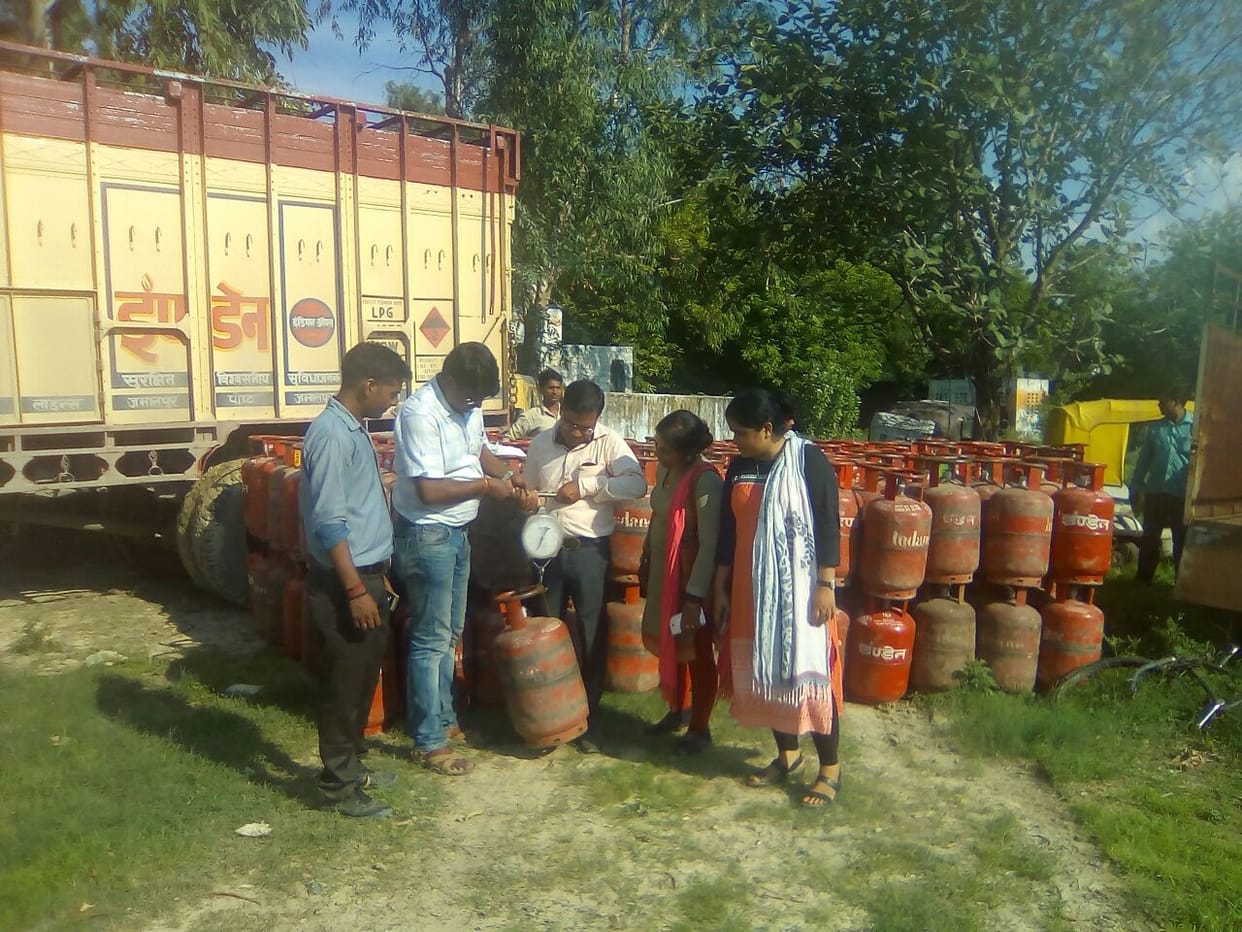 varanasi police disclose illegal gas refilling shop