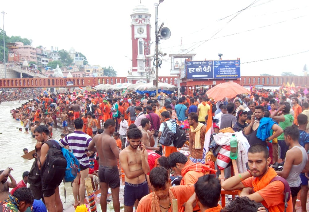 police fight with kanwars in haridwar