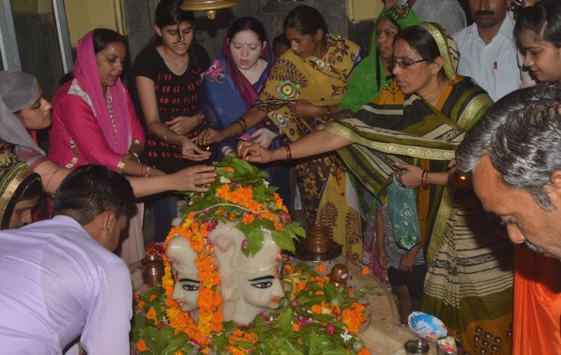 शिवालयों में उमड़ा सैलाब, किया जलाभिषेक