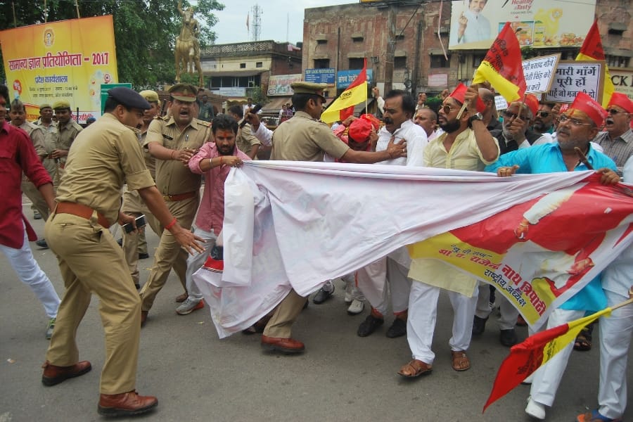 brahaman commiunity protest on raebareli murder case.