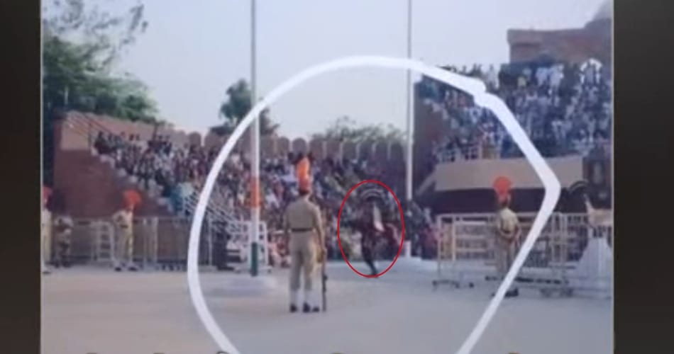 Pakistani ranger fell down during retreat ceremony