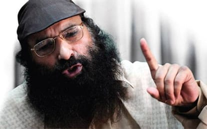 jud terrorist makki presenting a gun to syed salahuddin for independence of kashmir