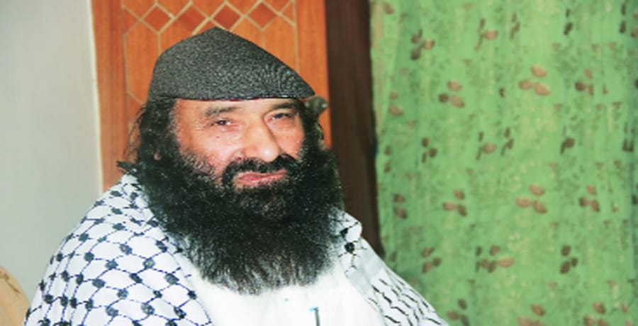 jud terrorist makki presenting a gun to syed salahuddin for independence of kashmir