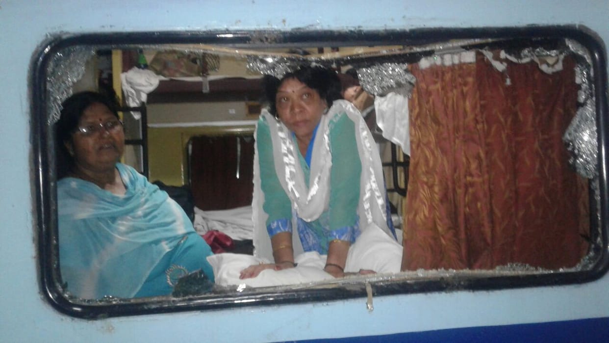 stone pelting in agra on awadh express by devotees of lord shiv