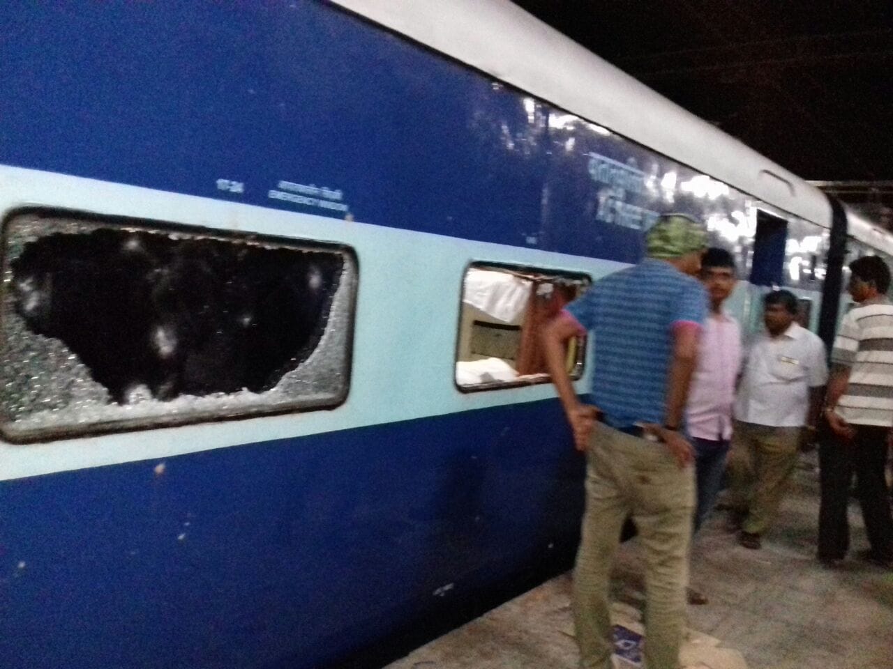 stone pelting in agra on awadh express by devotees of lord shiv