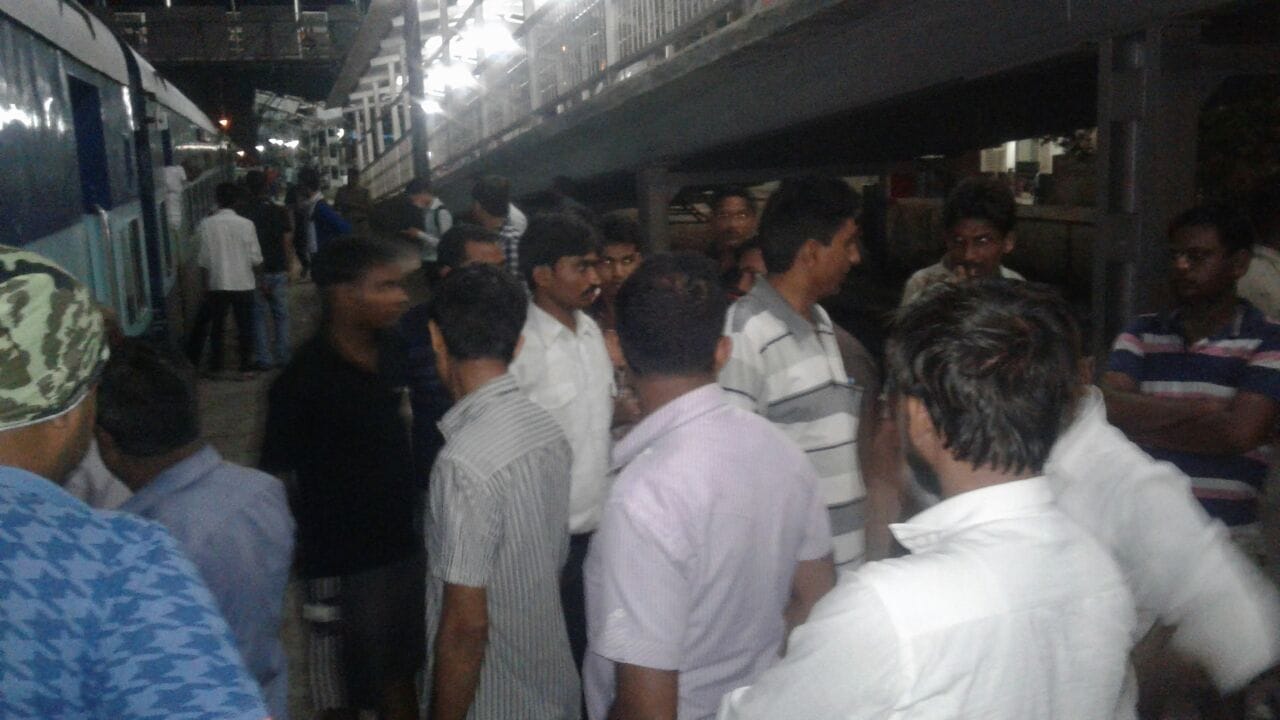 stone pelting in agra on awadh express by devotees of lord shiv